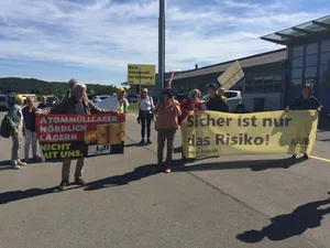 Die Demonstranten, insbesondere des Vereins "nördlich Lägern ohne Tiefenlager" (Loti) protestieren zur Standortwahl, unterstützt von Gleichgesinnten aus der Region Bözberg (AG).