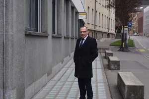 Ernst Landolt vor dem Volkswirtschaftsgebäude an der Mühlentalstrasse in Schaffhausen.