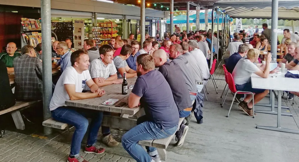 a5de66b06be4acbf01bd662243a3bdfd07cd8e20174a469b87c18b54829f42da Angeregte Diskussionen von Bauern aus den Seegebieten an der Gründungsversammlung in der Badi Baldegg.