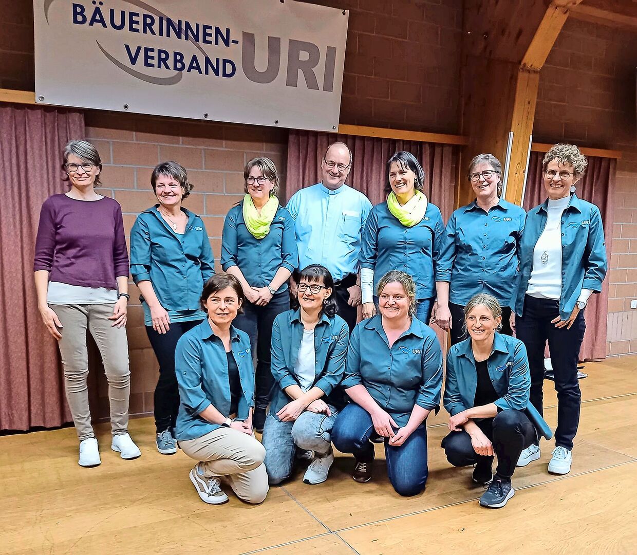 Hinten, v. l.: Brigitte Walker, Erika Imholz, Helen Zurfluh, German Betschart, Sibylle Zurfluh, Margrith Gisler, Silvia Imholz. Vorne, v. r.: Helen Ziegler, Alice Jauch, Bernadette Zurfluh, Bernadette Gamma.