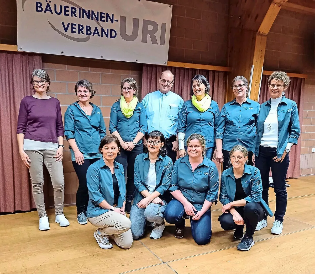 f95fa2017be4627a18e84ad541797a580c3536683a8af6b41e8e628f1dab350e Hinten, v. l.: Brigitte Walker, Erika Imholz, Helen Zurfluh, German Betschart, Sibylle Zurfluh, Margrith Gisler, Silvia Imholz. Vorne, v. r.: Helen Ziegler, Alice Jauch, Bernadette Zurfluh, Bernadette Gamma.