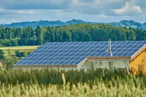 Mit der Revision der Raumplanungsverordnung (RPV) will der Bundesrat den Bau neuer Solaranlagen vereinfachen und beschleunigen.