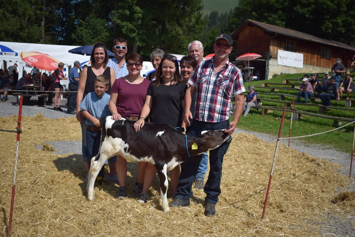 8a38543fd7f68c52b06c06ed1e0a933925eae86a Die Spender und Gewinner der Attico-Kuhkalbes Calina an der Auktion Springenboden. Gespendet wurde das Kalb von den Familien Hiltbrand, Mani und Wittwer aus Horboden.