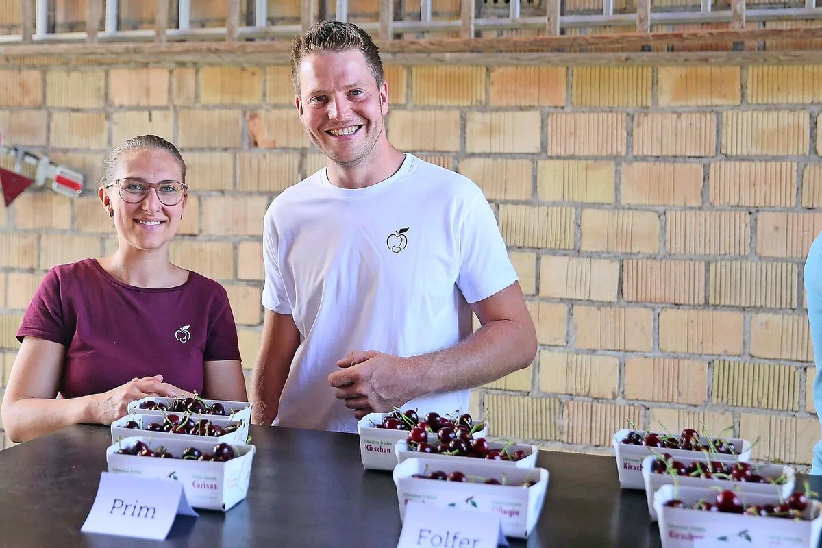 ca140ff5c4a36af7cab1d47c2b0a29ec93ff2d1d26605461d7e7a8b1fec785c9 Anina Wildisen und Pascal Rohrer freuen sich über das sehr gute Kirschenjahr. Auf dem Betrieb Wildisen wird nach dem NHF-Programm produziert.