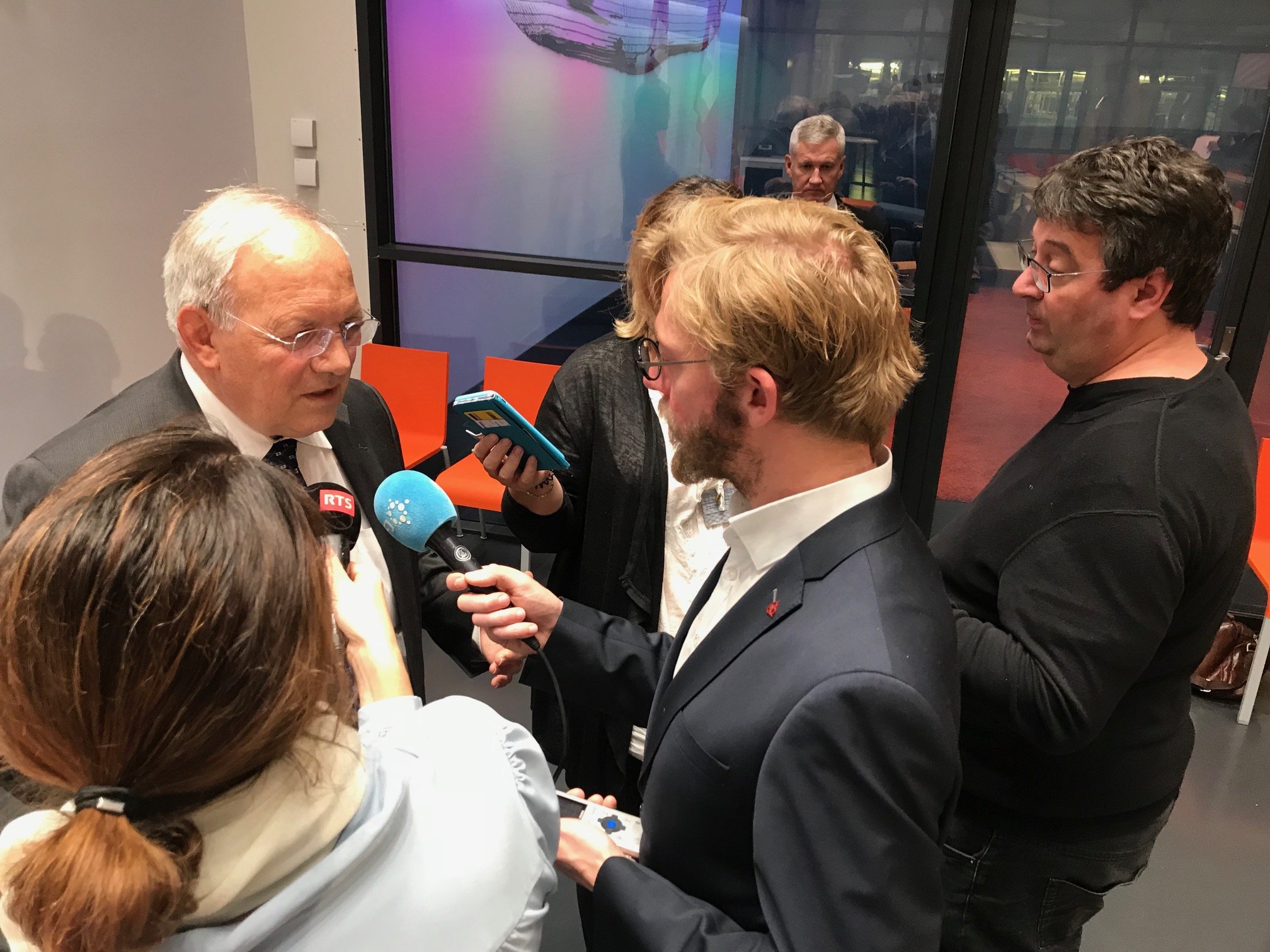 Bundesrat Johann Schneider-Ammann stellt sich nach der Pressekonferenz zur AP22+ den Medien. (Bild Adrian Krebs)