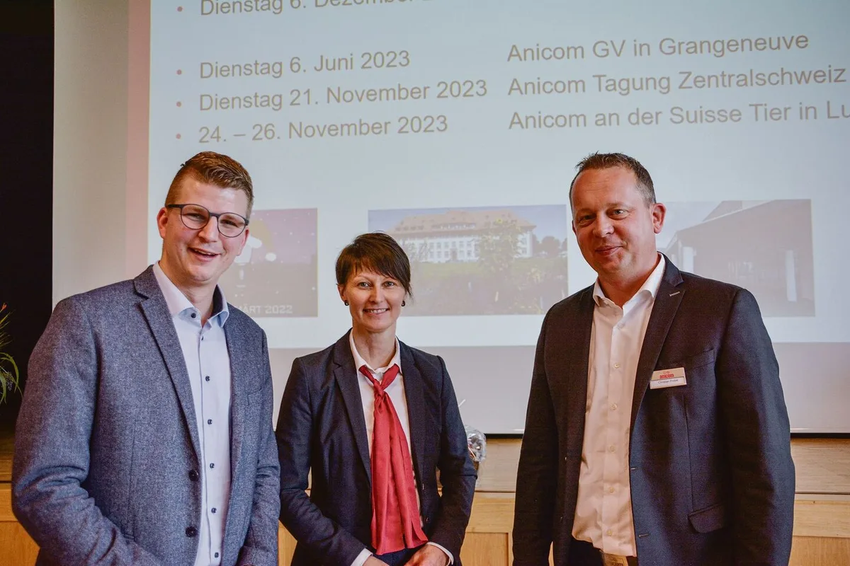 1d63e4a737bda462c258428c270dbf880a9ef15cf84c33a125c5a2db211cfdea Mike Egger, Micarna; Tanja Müller, Präsidentin Anicom Zentralschweiz, und Regionalleiter Christian Probst (v. l. n. r.).