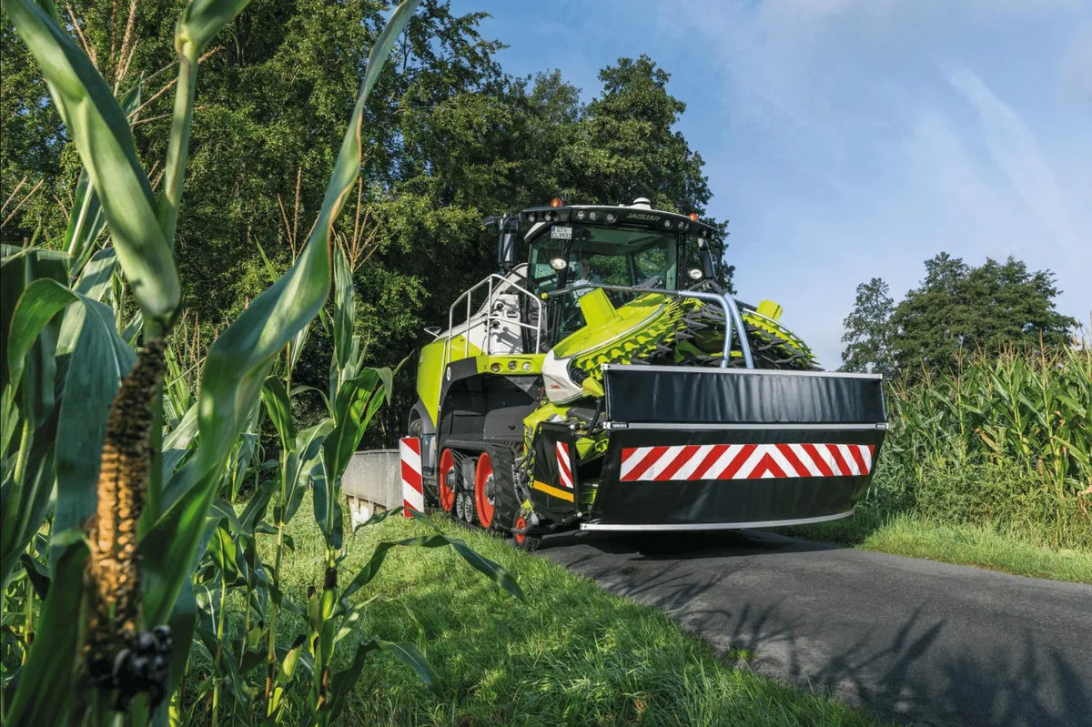 8fd2cead4d40671c7f41e9fad5bd096027ad7bb5 Claas bringt 2021 ein neues ORBIS 900 Maisgebiss mit 3 Meter Transportbreite aufs Feld. (Bild: Claas)