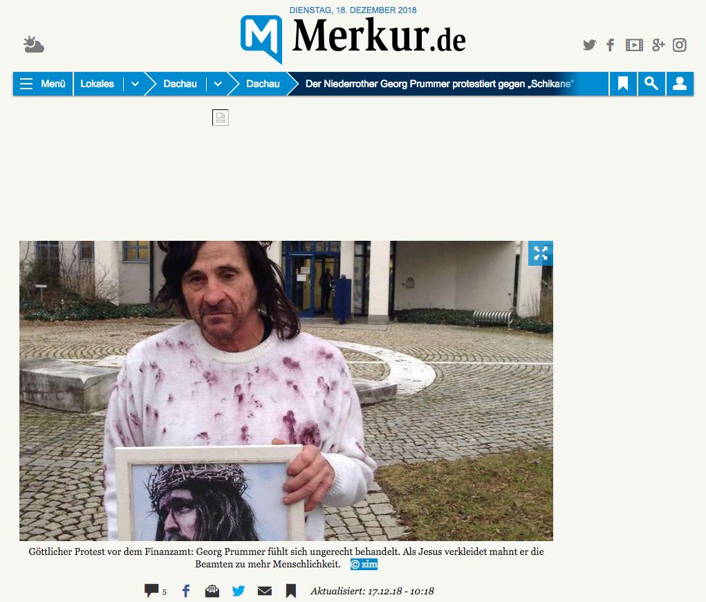 In diesem Aufzug, stand der Landwirt vor dem Finanzamt. (Bildschirmfoto Dachauer Merkur)