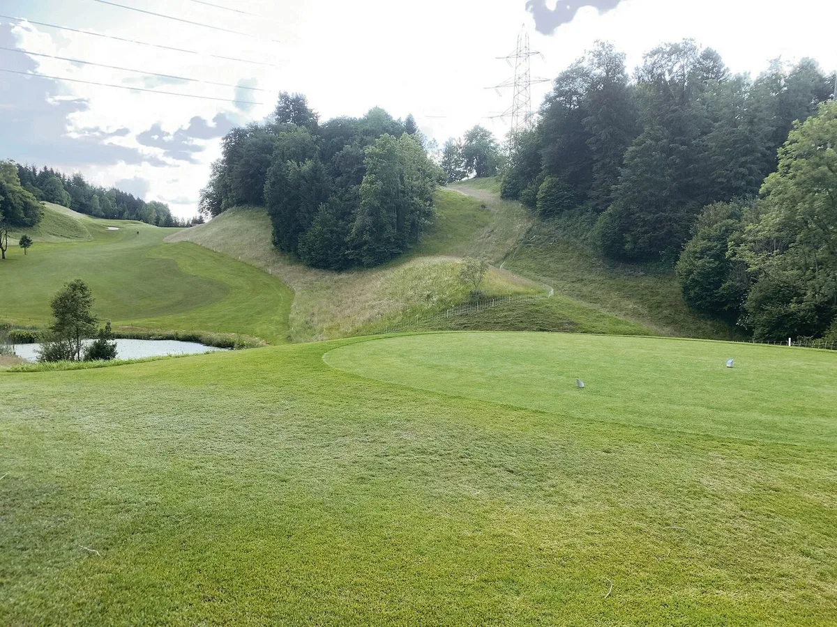 bf9f4fe067c5f23bbd3d724b630da3b83452e62895c7cca56d5f249fb2d8e728 Insbesondere die Greens, welche rund um das Loch liegen, benötigen viel Pflege wie eine intensive Düngung und Behandlungen mit Pflanzenschutzmitteln.