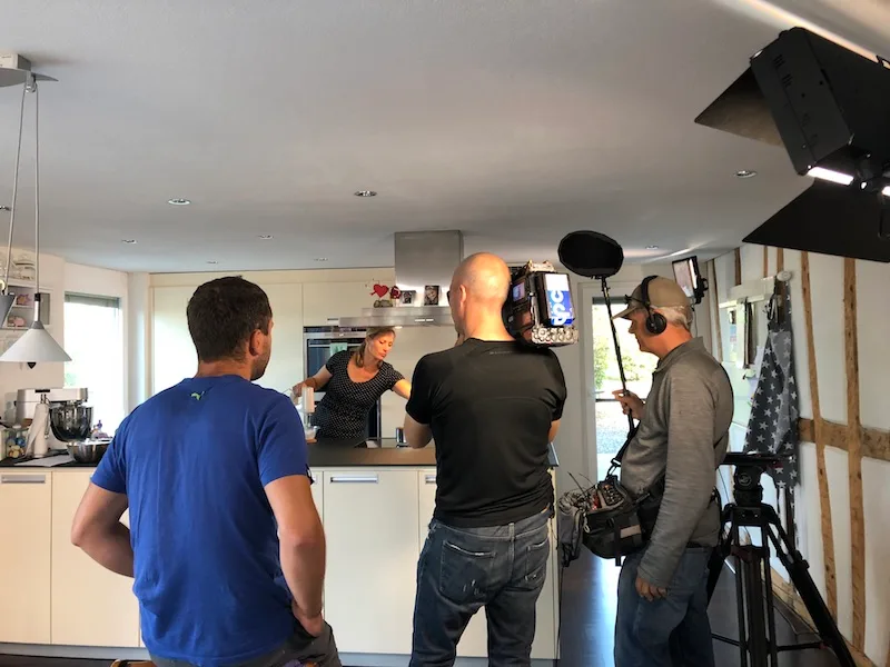 aa920d858597434759463d07cedd312fa837914b Diese Herren werden Sie in der Sendung nicht zu sehen kriegen (v. l. n. r.): Lukas Zumstein, Produktionsleiter beim Dreh, Kameramann Marco Krobath und René Alfeld, der Mann für den guten Ton beim Dreh der ersten Sendung Landfrauenküche 2018. (Bild et)