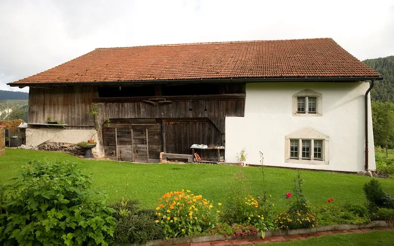 02b14c5fd541cab88b40ecda4444a23456594e04 Das Maison Heidi liegt in Souboz im Berner Jura auf 850 Meter über Meer. (Bild zVg)