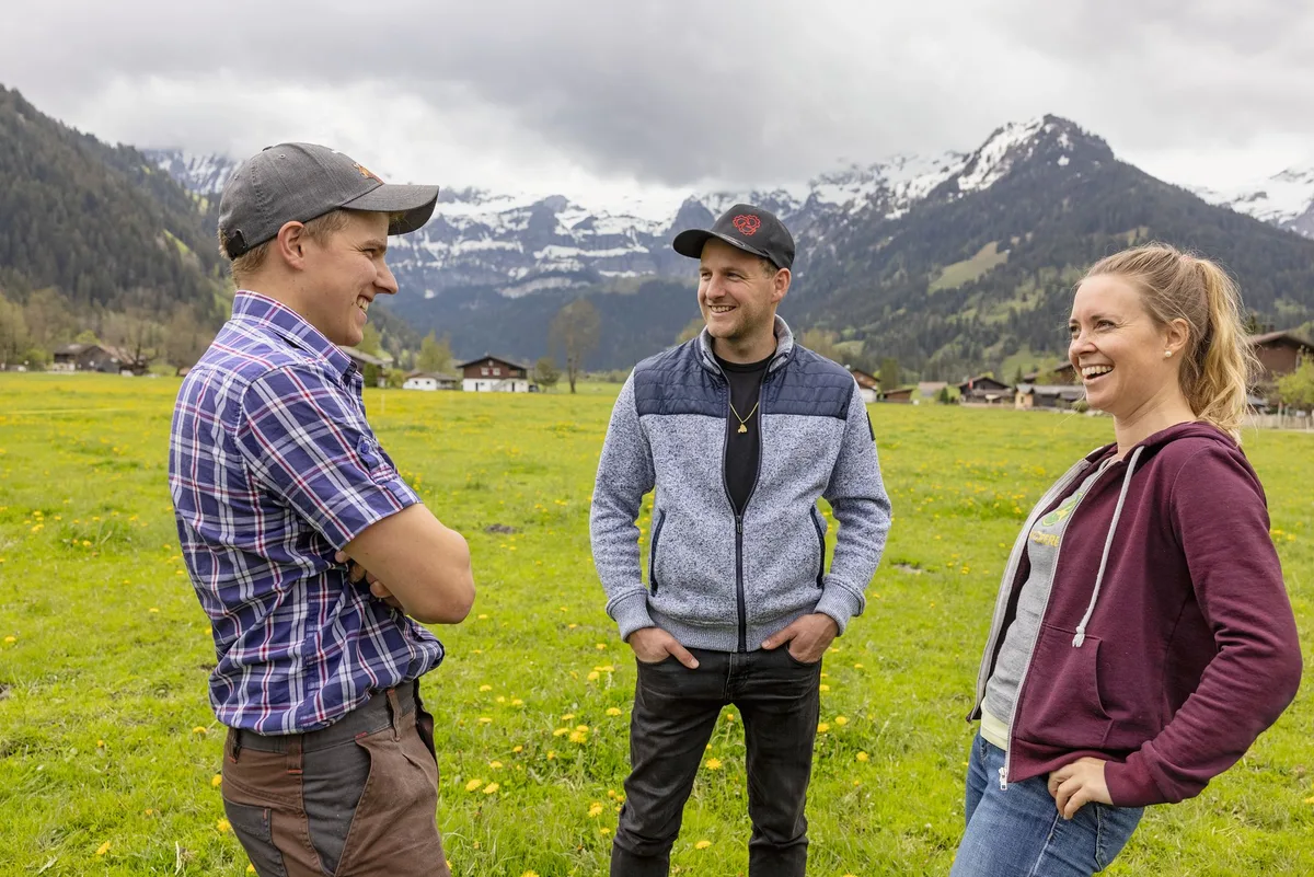 6bfee5231605ca955a8428a60612a6ef7d134bb0 Martin Bergmann, Kurt Bühler und Jasmine Baumann (v.l.) freuen sich auf den Sommer. Martin Bergmann und Jasmine Baumann gehen gerne zAlp, Kurt Bühler schätzt die abwechslungsreiche Arbeit im Tal. Bild: die grüne/Gian Vaitl