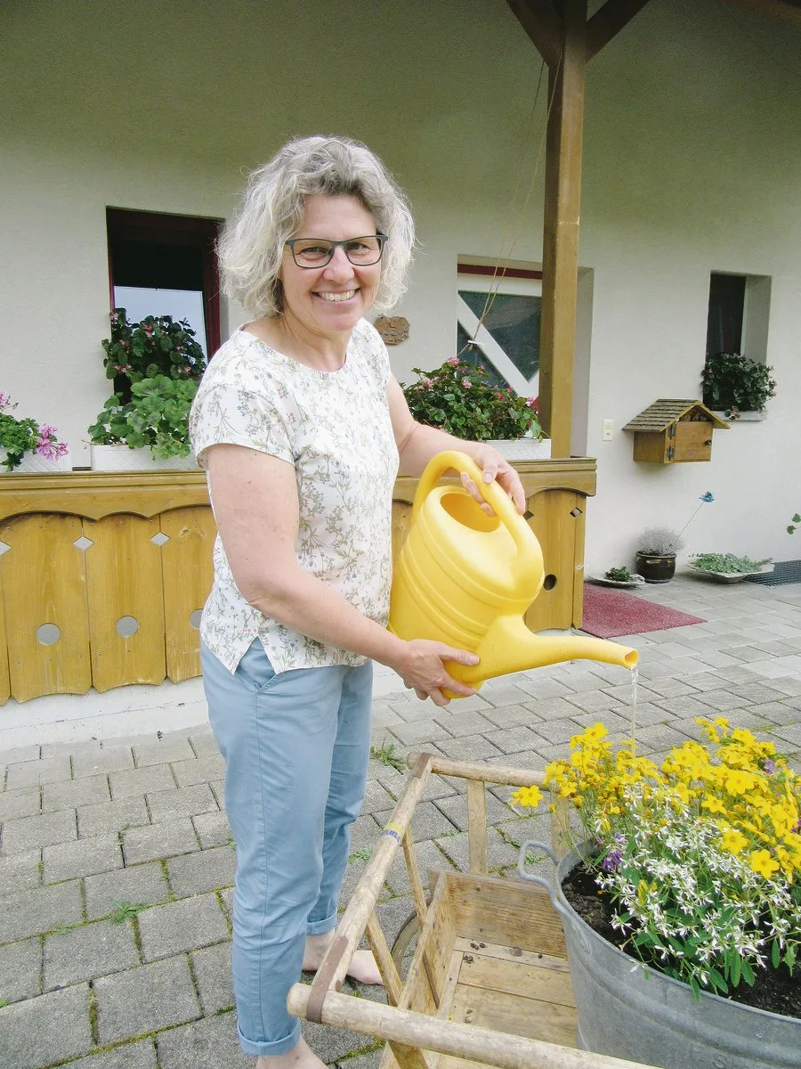 d8f31ad9ae3b5afd12714dc94bcfb551bf2372a2 Nach der Operation musste Heidi Meier kürzertreten. Etwas Garten pflegt sie im Blumenkistchen. (Bild Margreth Rinderknecht)