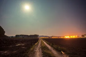 Auch auf dem Land werden die Nächte immer heller, was nicht ohne Folgen bleibt. (Bilder Pixabay)