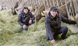 Ilja Devnozashvili (links) und Giorgi Aslamazashvili arbeiten am Plantahof. Die beiden Georgier bereiten sich auf ihre Aufgaben als Angestellte des Gutsbetriebs der Swiss Agricultural School Caucasus vor.(Bild Christian Weber)