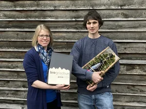 Franziska Amstad und Riet Schmidt haben den 20. und letzten Bio-Grischun-Preis gewonnen.