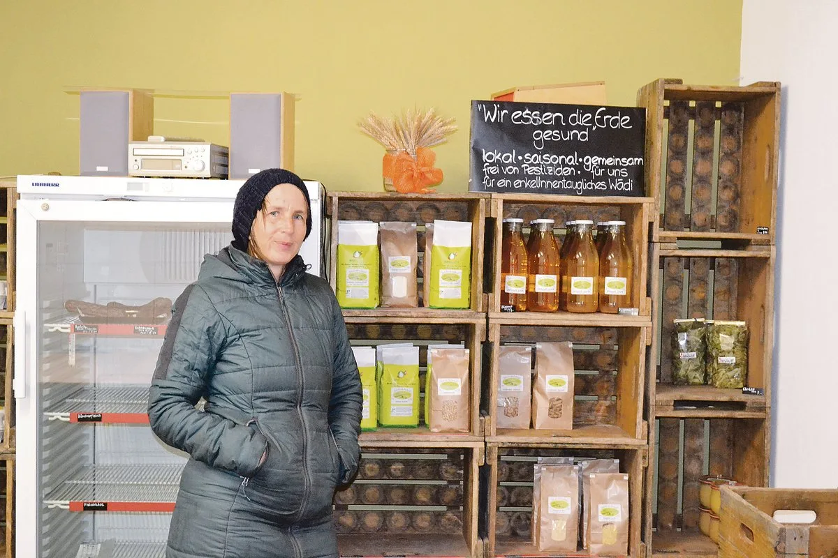 0f4013ff29fc68d03bc8925a8825f7841cd9334b Im Hoflanden verkauft Karin Hüppi Fankhauser ein Mal in der Woche unter anderem Mehl, Sirup, Tee, Fleisch, Süssmost und Konfitüre. Eine ihrer Visionen wäre eine gemeinsame Verarbeitungsküche mit anderen Bäuerinnen und Bauern. (Bild jsc)