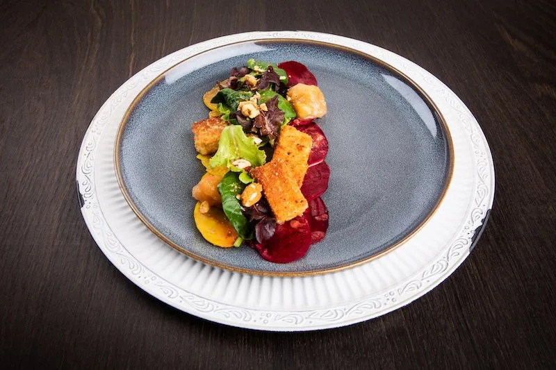5ab7267694f7359802e3ef2db4838f00487596a7 Panierter Milchziger mit Apfelchutney auf einem Salat à la Barbara. (Bild Ueli Christoffel/SRF)