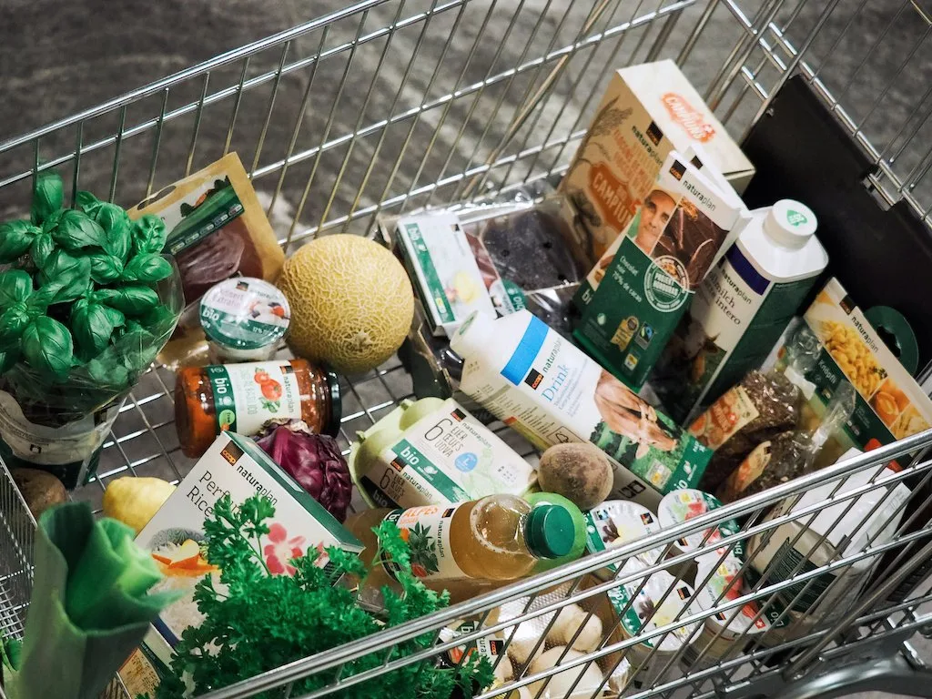 Coop und Migros sichern sich hohe Bio-Margen, indem sie auf Preiskampf verzichten