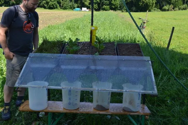 4e9a88d81fa163517aeb9c2154764c83fd92bcd7 Ein kleines Experiment zeigte, dass unbedeckter Boden im Vergleich zu bedecktem Boden viel anfälliger auf Erosion ist.(Bild jsc)