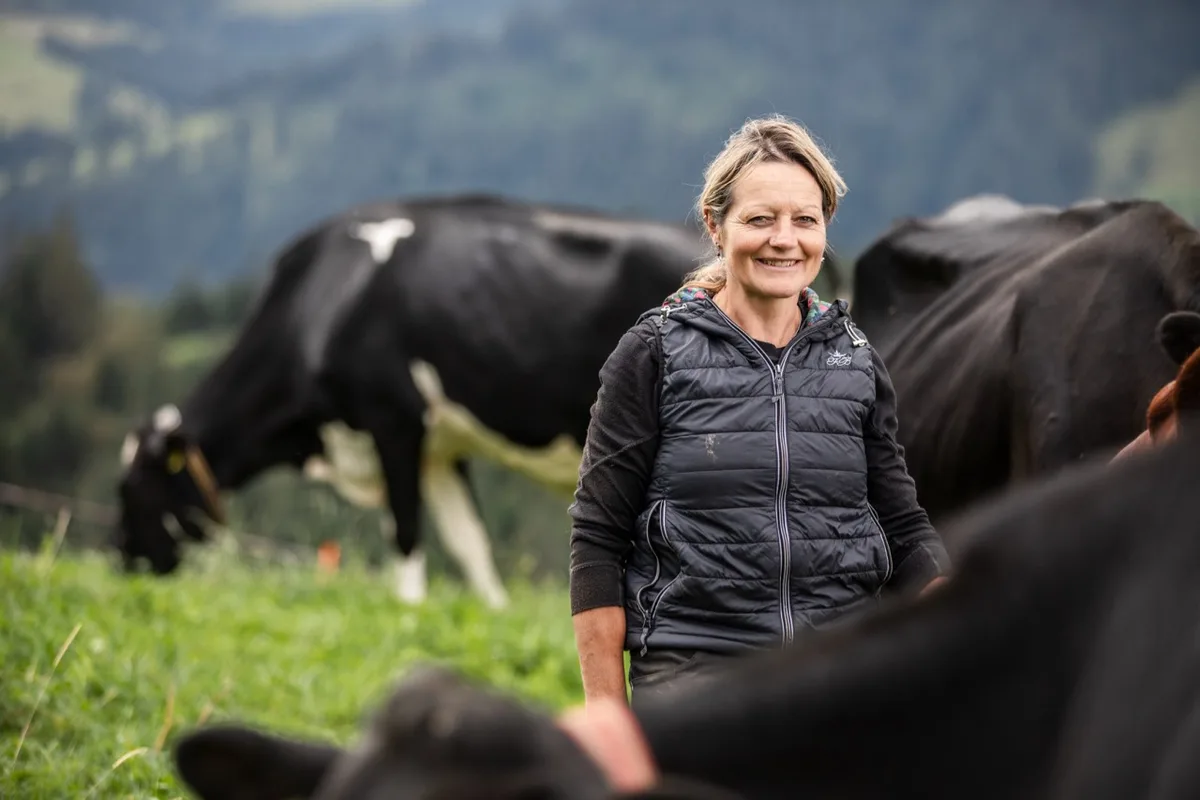 4869efe5491dd54a091b6e01c01c5697298d7df5 Anna Neuenschwander, Landwirtin aus Schangnau BE, mit ihren Milchkühen. Bild: Pia Neuenschwander