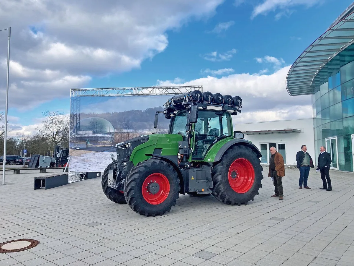 Der Wasserstoff-Traktor von Fendt speichert das Gas in Tanks auf dem Dach. Die Energieumwandlung zu Antriebsstrom erfolgtin einer Brennstoffzelle.