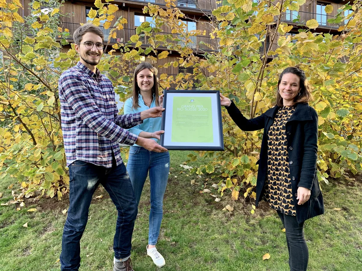 57ceaf3080d482884d1aa64b0d27c0374216dfde Leander Dalbert und Alena Matzke gewinnen den Grand Prix Bio Suisse 2020 mit dem Haselnuss-Burger. (Bild Bio Suisse)