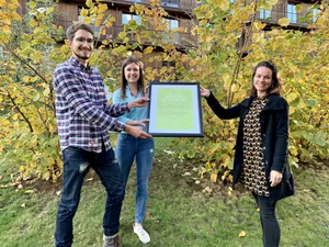Leander Dalbert und Alena Matzke gewinnen den Grand Prix Bio Suisse 2020 mit dem Haselnuss-Burger. (Bild Bio Suisse)