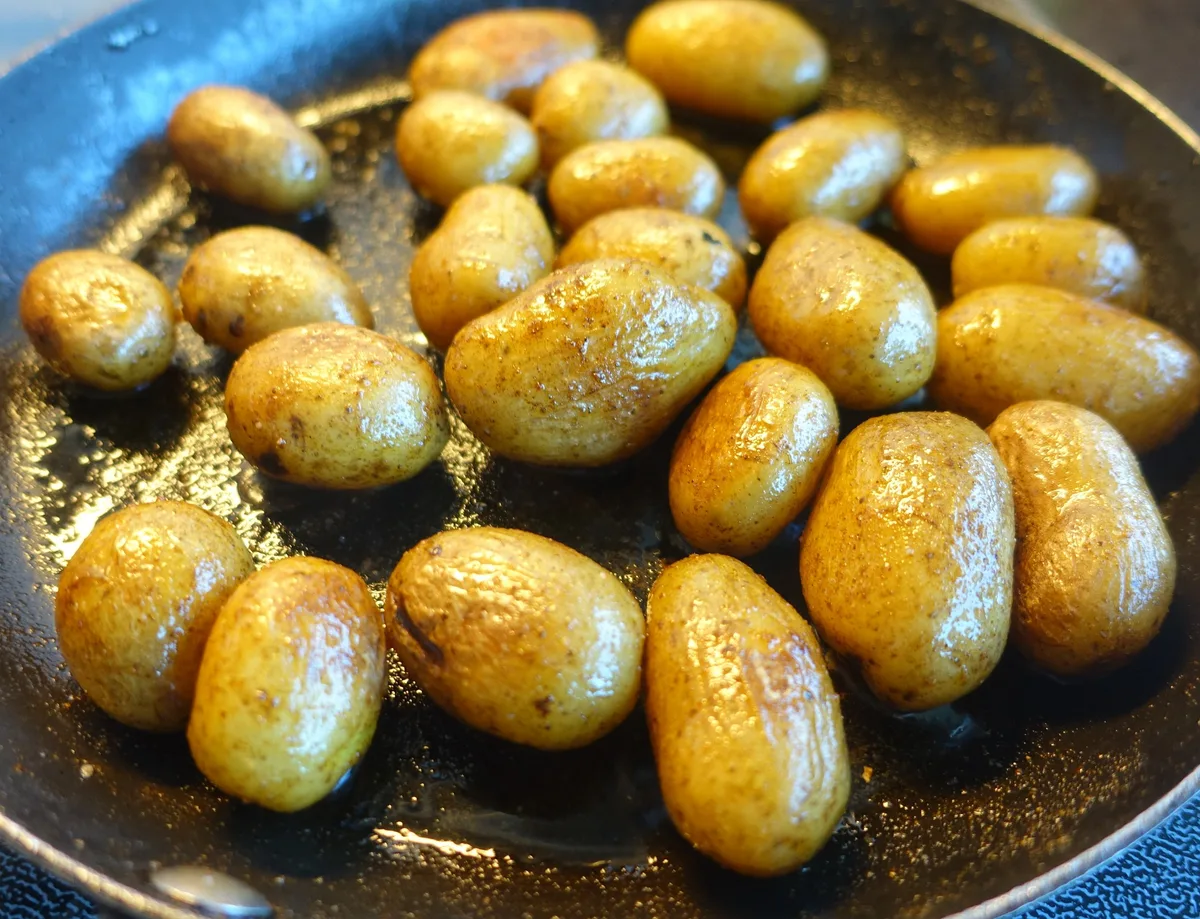 3597ec4183210a98f4ee3236213ebe80f83b7648 Frische Frühkartoffeln sind eine Spezialität, die sich schnell zubereiten lässt. Die zarten Knollen verkaufen sich aktuell gut. (Bild mp1746 / Pixabay)