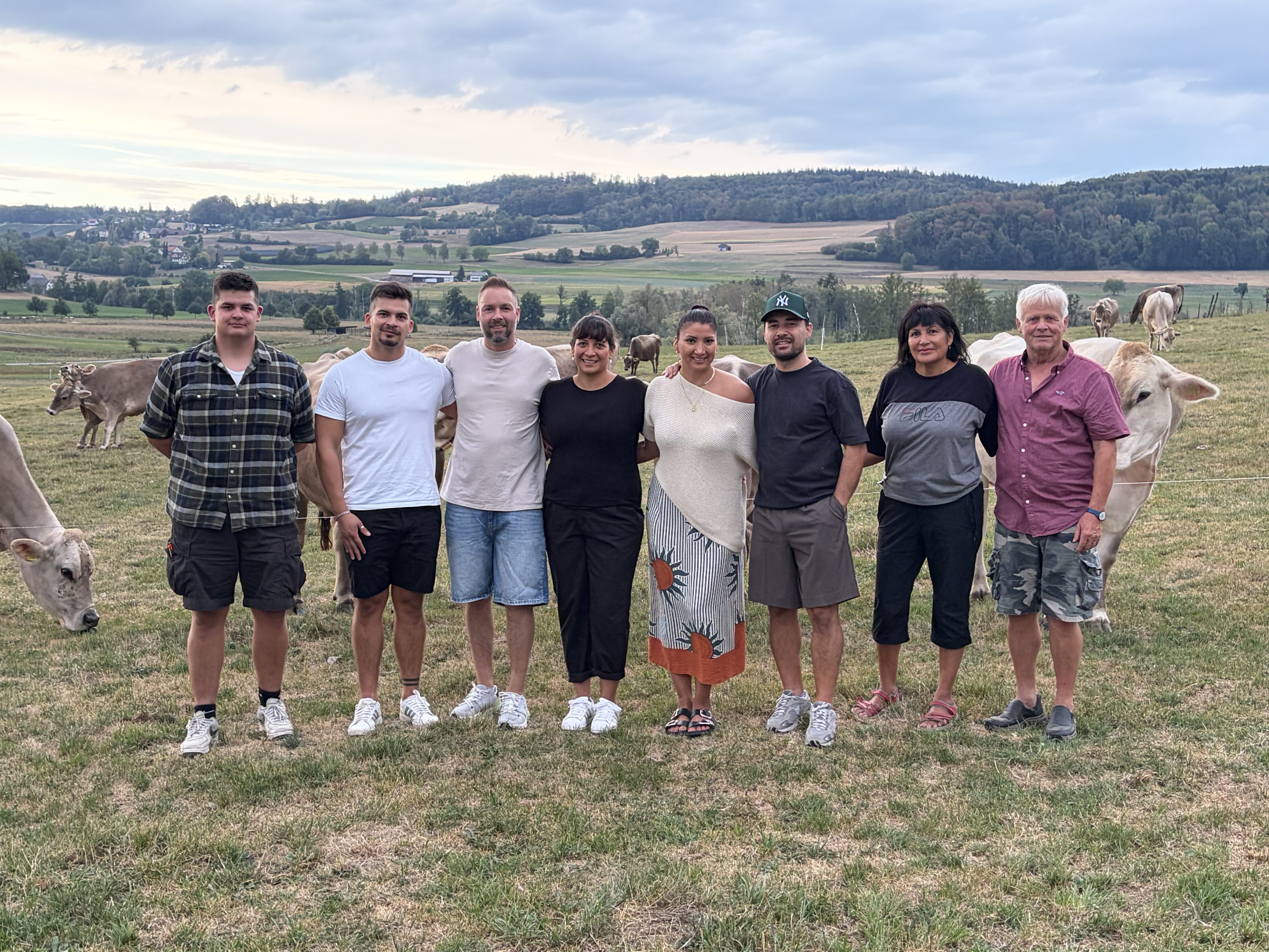 Die Gastgeberfamilie des Arenenberg-Milchviehstamms 2026 in Buch b. Frauenfeld. Rechts aussen ist Betriebsleiter Andreas Huber, links aussen Sohn und Nachfolger Yanick Huber.