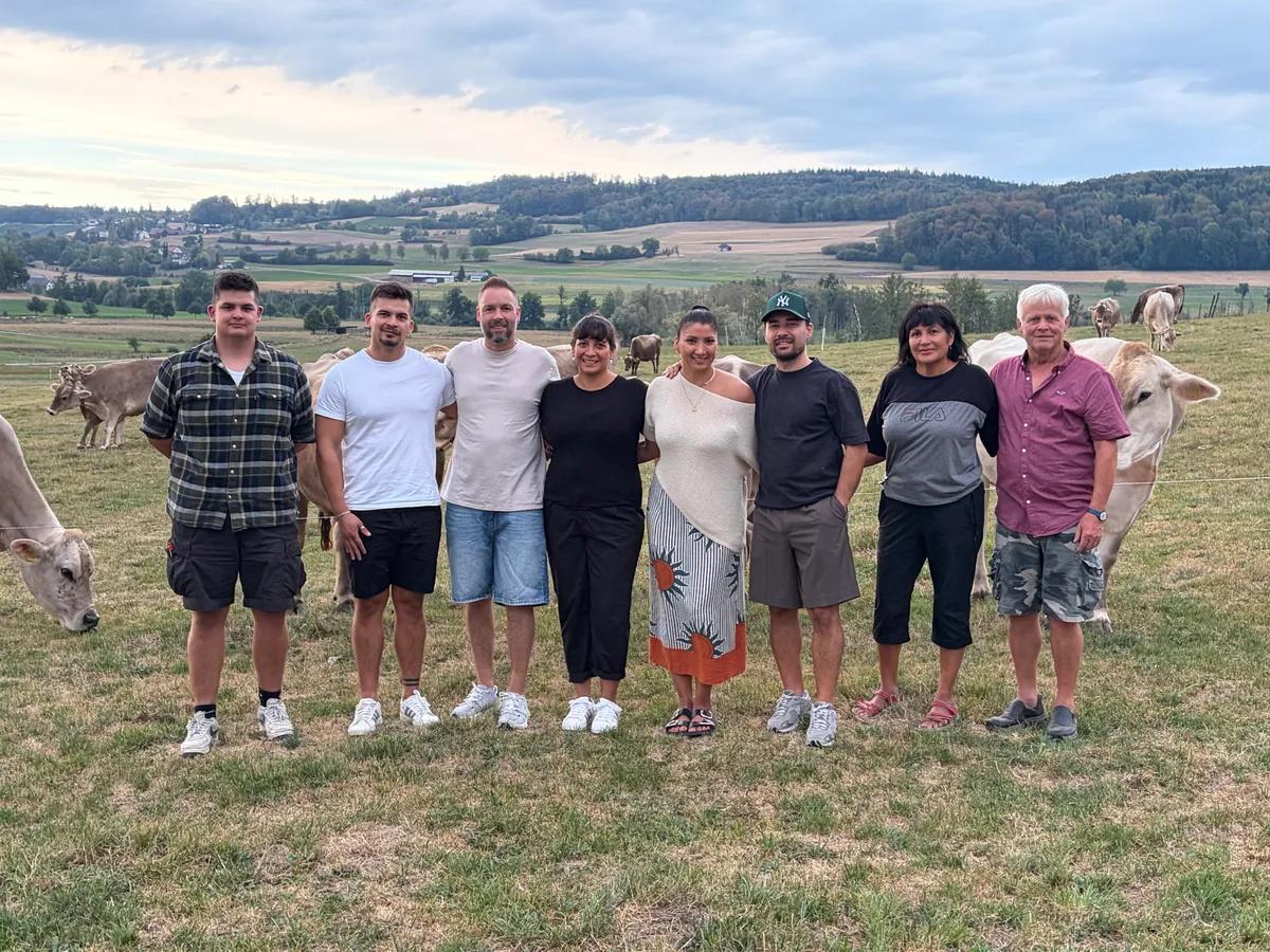 FamilieHuber Die Gastgeberfamilie des Arenenberg-Milchviehstamms 2026 in Buch b. Frauenfeld. Rechts aussen ist Betriebsleiter Andreas Huber, links aussen Sohn und Nachfolger Yanick Huber.