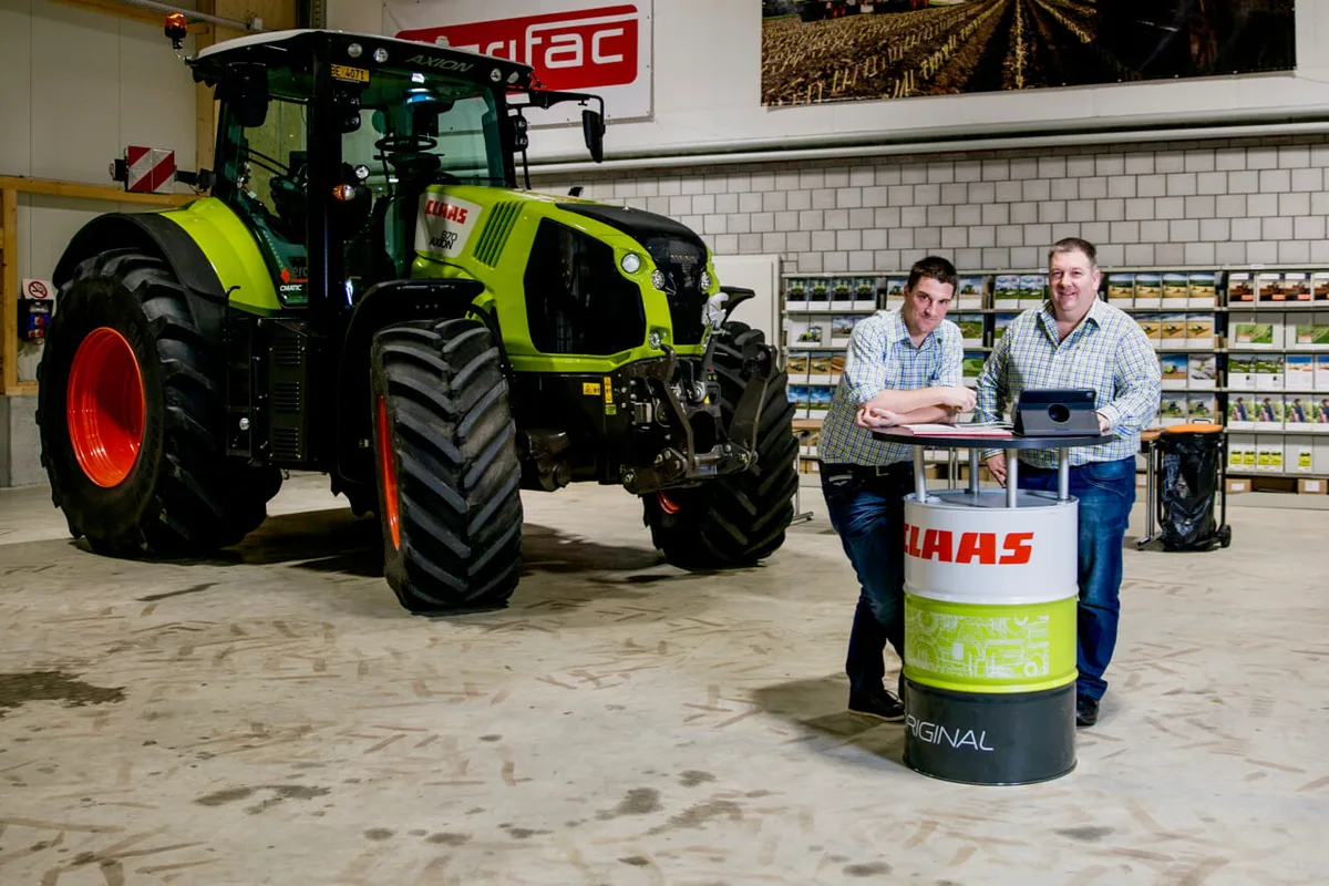 2f50c29f5113ee7ea44bcfddb811c6ecd44f0621 Thomas Feitknecht und Roger Fuchs vor dem Claas Axion 870. Bild: Mareycke Frehner