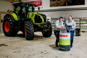 Thomas Feitknecht und Roger Fuchs vor dem Claas Axion 870. Bild: Mareycke Frehner