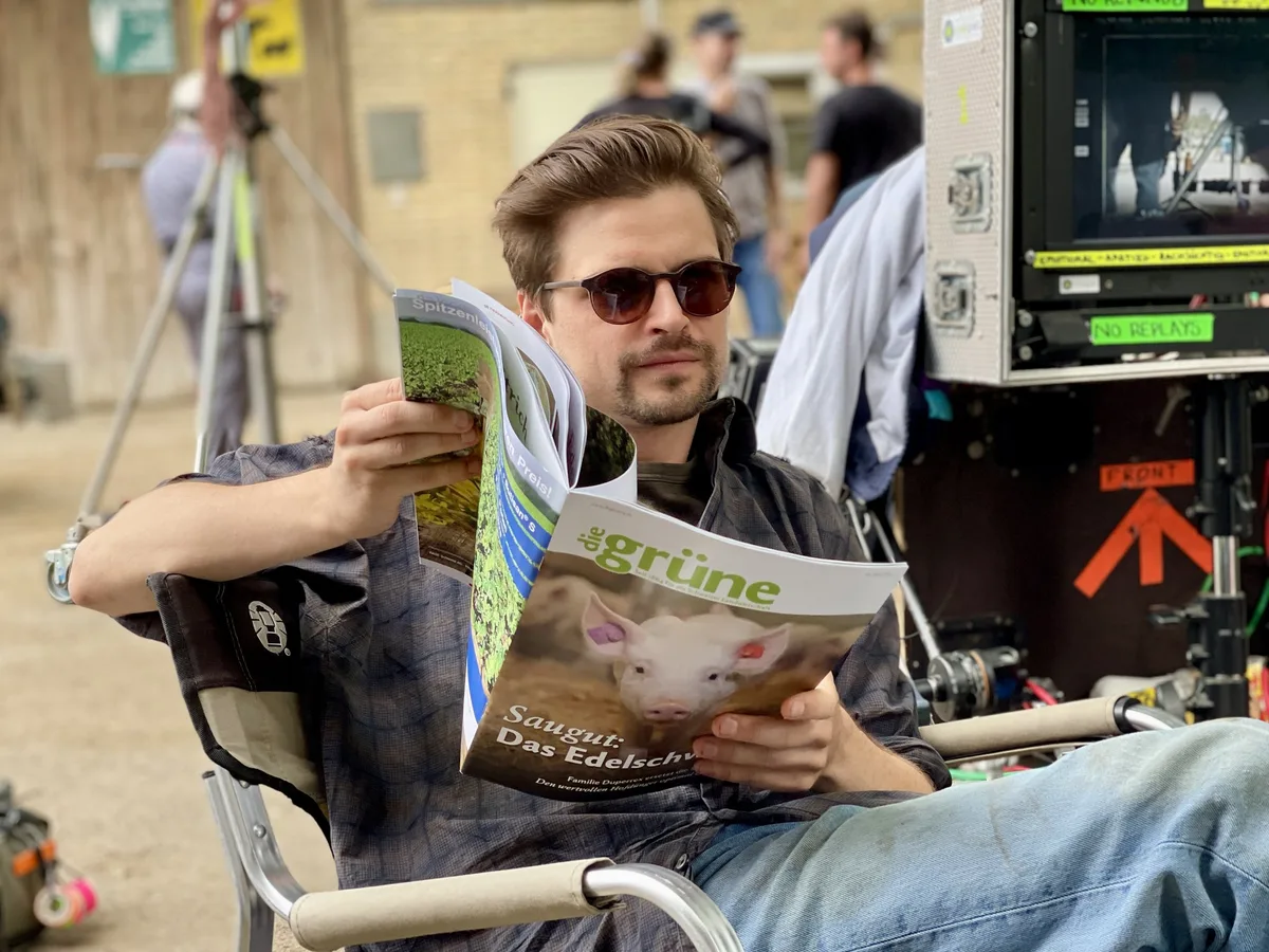 neumatt_julian_koechlin_dreharbeiten Neumatt-Hauptdarsteller Julian Koechlin liest das Fachmagazin «die grüne».