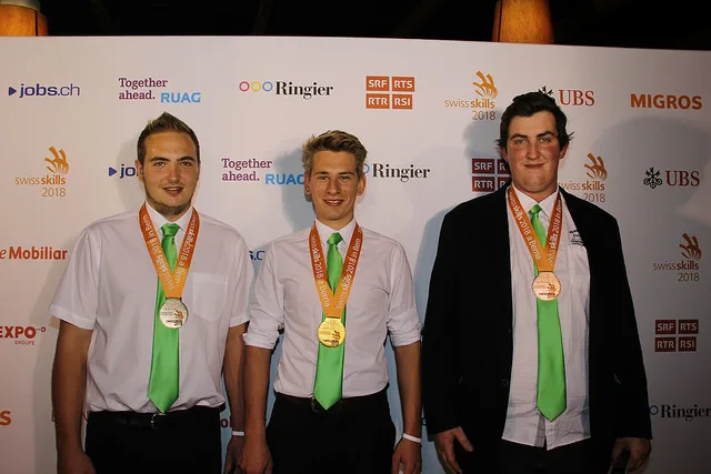 b8e13f76c61237c2fe4cbc83635d9bcd4b490792 Die besten drei Gemüsegärtner der Schweiz: Yannick Etter (Mitte), Filip Luginbühl (links) und Kevin Schwab. (Bild SBV)
