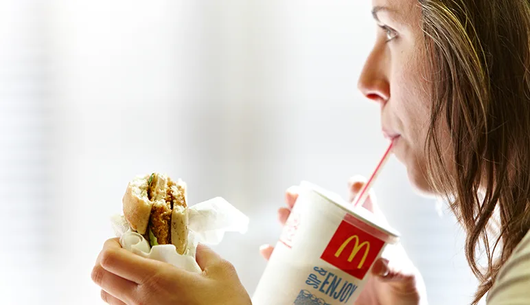 Guests_at_McDonalds_6_highres_772x444.jpg.coredownload McDonald's Schweiz ist im vergangenen Jahr weiter gewachsen