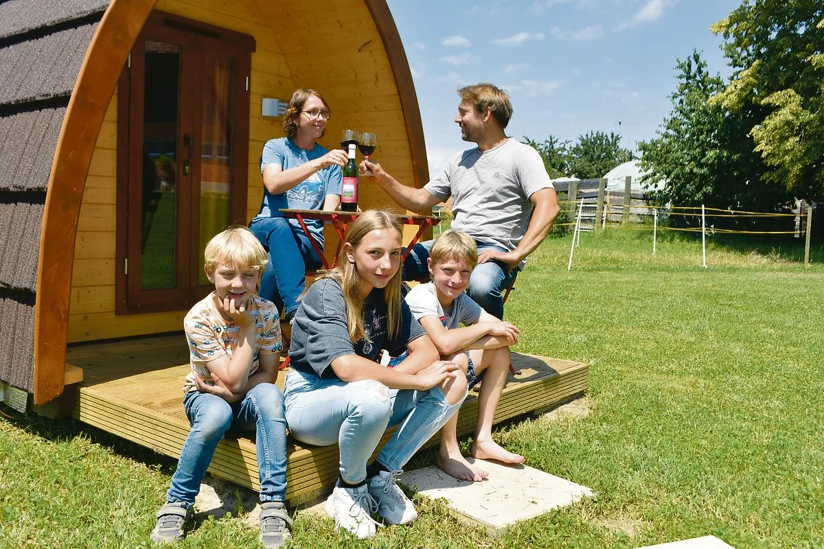 499632d8440c0b51f82aadc4723dd0d915c3bcf1 Karin und Severin Keller stossen auf die geniale Glamping-Idee an. Mit dabei die Kinder Simon, Alexandra und Robin (v. l. n. r.).(Bilder Thomas Güntert)