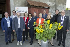 Grosser Aufmarsch zur Medienkonferenz in Daillens VD (v.l.n.r.): Claude Baehler, Präsident Agroimpact;
François Monin, Direktor AgriJura;
Daniel Imhof, Nestlé Suisse;
Aude Jarabo, Direktorin Agroimpact;
Grazia Grassi, Lidl Schweiz;
Jean-Paul Lachat, Kanton Jura;
Isabelle Moret, Kanton Waadt;
Boris Beuret, Präsident SMP;
Valérie Dittli, Kanton Waadt;
Thomas Vellacott, Direktor WWF Schweiz;
Joannes Rösti, Kanton Neuenburg.