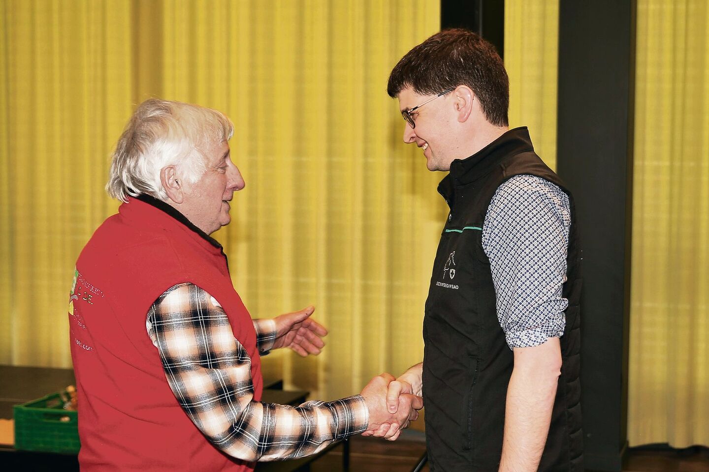 SSVZ-Präsident Lukas Berger gratuliert Jean Berset aus Mur FR für seinen 50 Jahre langen Einsatz als Zuchtbuchführer.