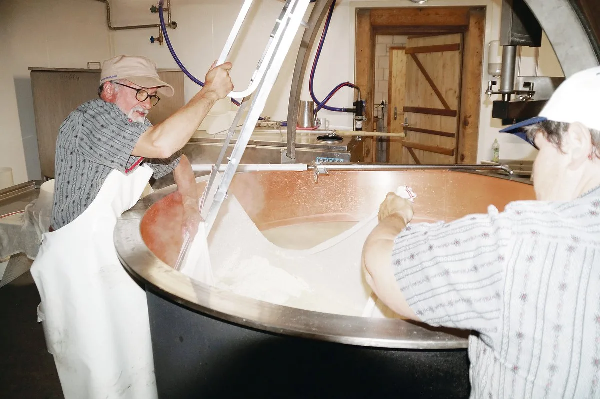 8f89c2fc84b00ecc708dd68bcf1600fabb2ec872 Pünktlich zur Alpsaison wurde die moderne Alpkäserei auf der Riggisalp fertig. Bernard Schneuwly zieht zusammen mit seiner Frau Margrit in diesen Tagen den ersten Käsebruch dieses Alpsommers aus dem Kessi.(Bilder Josef Jungo)