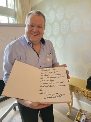 Peter Bosshard ist seit 25 Jahren beim SVV. Schwingerkönig Armon Orlik gratulierte dem Geschäftsführer mit einem handschriftlichen Gruss in einem Schwingerbuch.