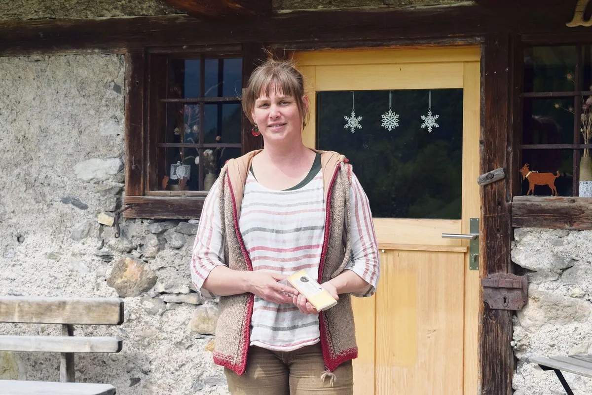 Auf dem Heimbetrieb hat Rahel Beglinger einen kleinen Hofladen aufgebaut. Hier werden der eigene Käse und das Mehl sowie weitere verarbeitete Produkte verkauft.