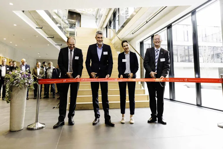 d6b1273bf7d0756bb5be0302751997dc29f0a865 Max Vögeli Gemeindepräsident Weinfelden, Georg Kröll, CEO Lidl Schweiz, Nadia von Veltheim, CREO Lidl Schweiz, Walter Schönholzer Regierungsrat Kanton Thurgau (v.l.). (obs/Lidl Schweiz)