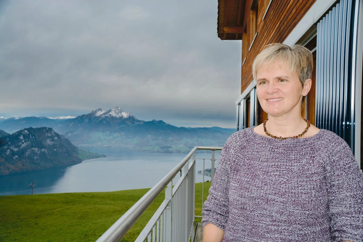 397f8458fefbbd770c740589219d5f87476b3948 Monika Camenzind auf ihrem Balkon. Im Hintergrund der Vierwaldstättersee mit angezuckertem Pilatus. (Bilder Armin Emmenegger)