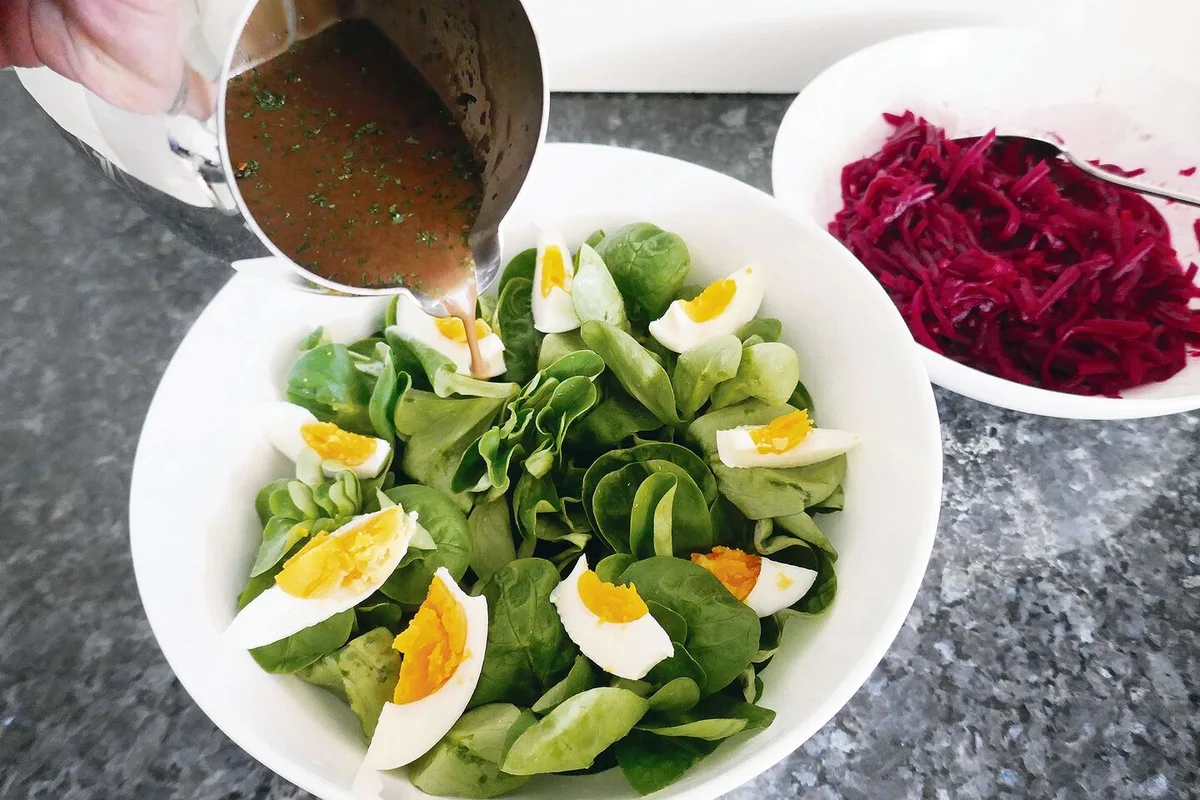 c9e25c054fa76f7b0b66c5c407bc264953f6c5f9475ccfcfd0f00dd3c4d2b934 Die Sauce macht den Salat. Doch sie muss nicht jedes Mal frisch zubereitet werden.
