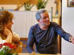 Bruno Spring erklärt die Freibergerzucht. Der Freiburger an der HV der IGOFM neben Mitglied und Züchterin aus dem Berner Jura, Therese Franchi.