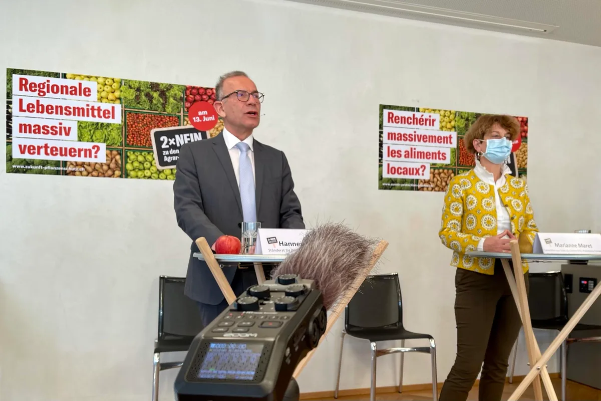 d4b1693a5c277f4d00e341cb00116d854b254013 Allianz «2 x Nein zu den extremen Agrar-Initiativen», Ständeräte Hannes Germann (Präs. Gemüseproduzenten) und Marianne Maret (Stiftung für nachhaltige Entwicklung der Berggebiete. (Bild: «die grüne» / Jürg Vollmer)