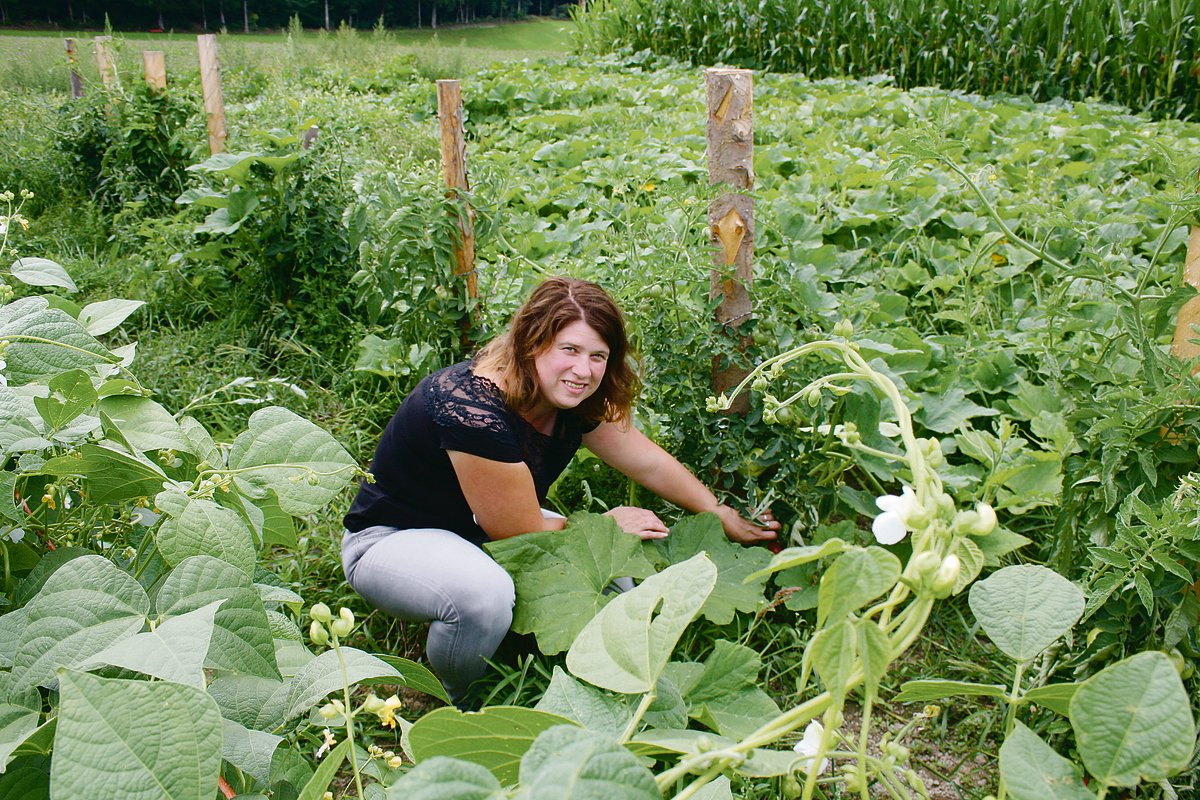 Seit ihrer Kindheit gärtnert Helen Schwarzenbach. Aus ihrem Garten beliefert sie beispielsweise eine Metzgerei mit 150 Kilogramm Dörrbohnen für die Berner Platte.(Bild Brigitte Meier)