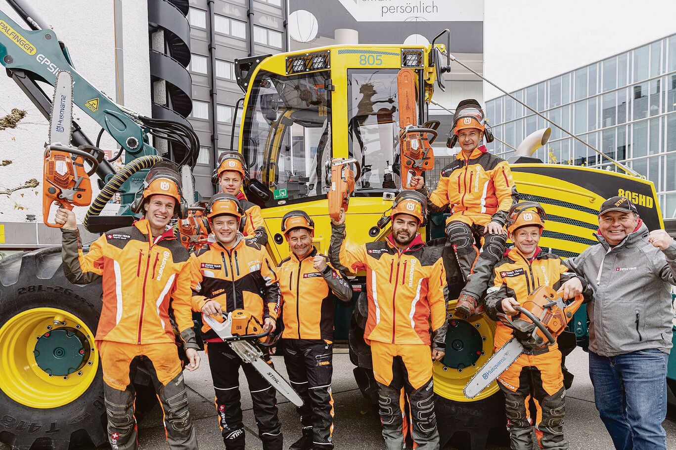Mitglieder des Swiss Teams der Holzhauer präsentierten mitten in Aarau ihr Können.