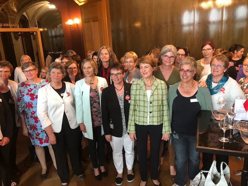 852e8d491b283567c52c700ff781fca1f7278c4f Beliebt am SBLV-Netzwerkanlass im Bundeshaus waren Gruppenbilder oder Selfies mit Bundesrätinnen. (Bilder et)